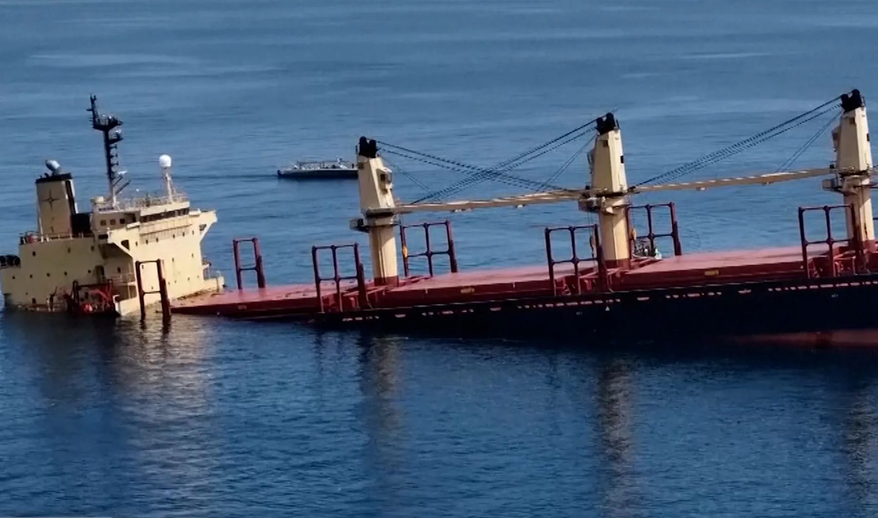 Σκάφος ιδιοκτησίας του Ηνωμένου Βασιλείου βυθίζεται μετά από επίθεση από αντάρτες Χούτι στα ύδατα της Ερυθράς Θάλασσας