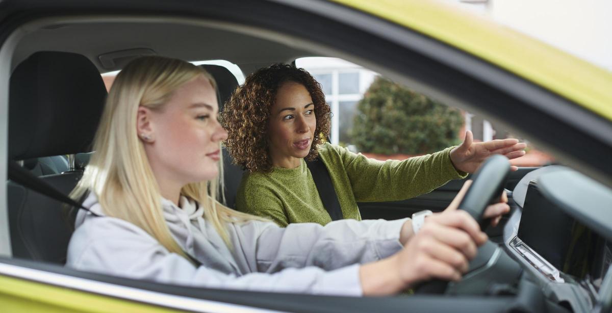 Научете се да шофирате безплатно с уроци по шофиране с универсален кредит DWP