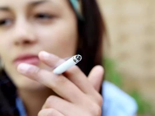 英国の今後の禁煙令で屋内でのタバコ使用が禁止される