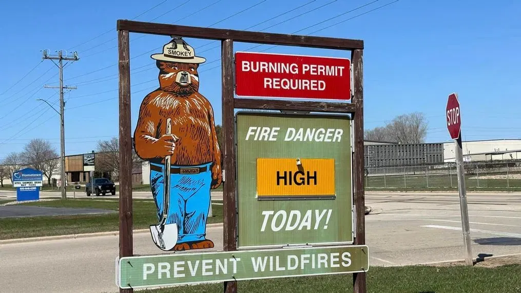 Vysoké nebezpečí požáru přetrvává ve Wisconsinu, zatímco posádky bojují s Cecilem Blazem