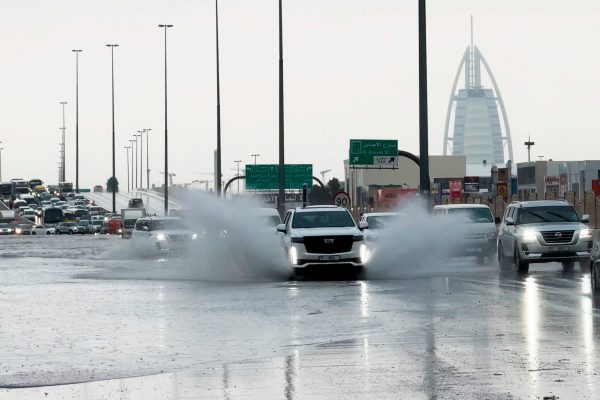 Поплави го зафатија Дубаи по рекордни врнежи