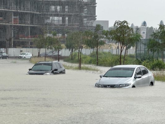 記録的な豪雨でドバイが洪水に見舞われる