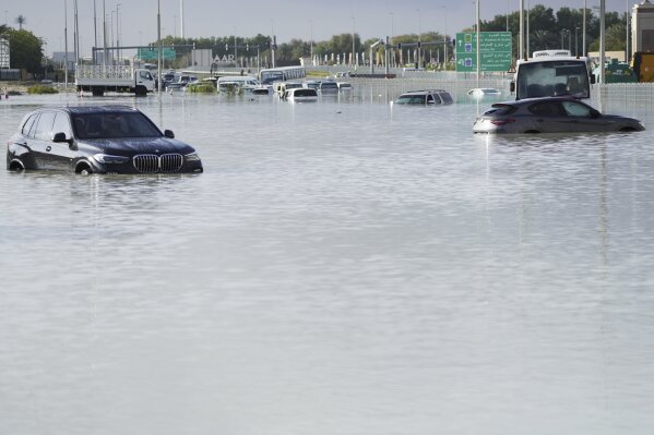 Las inundaciones se apoderan de Dubai después de unas lluvias récord