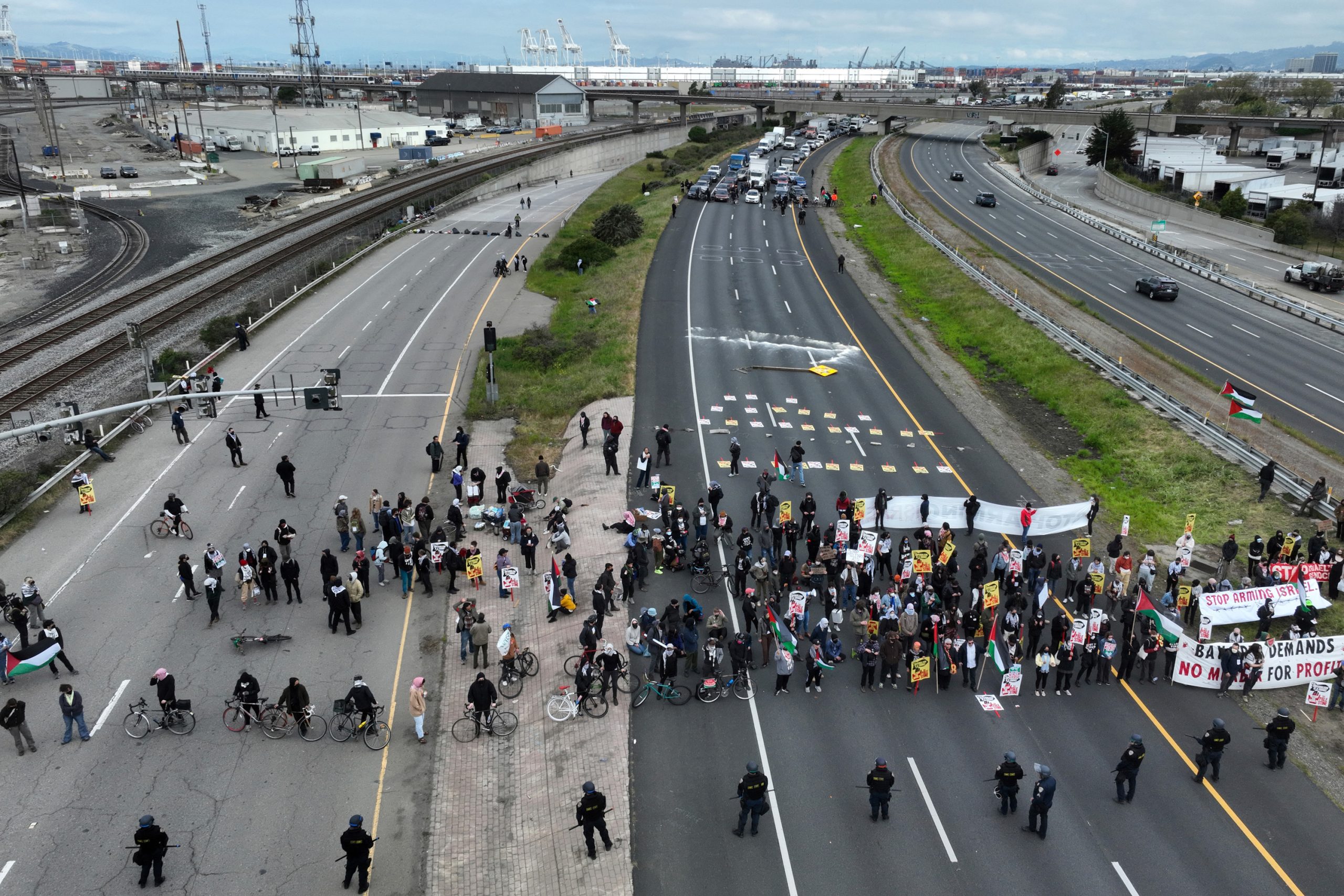 Затворање на мостот Голден Гејт од протестите на војната во Газа со барање мир
