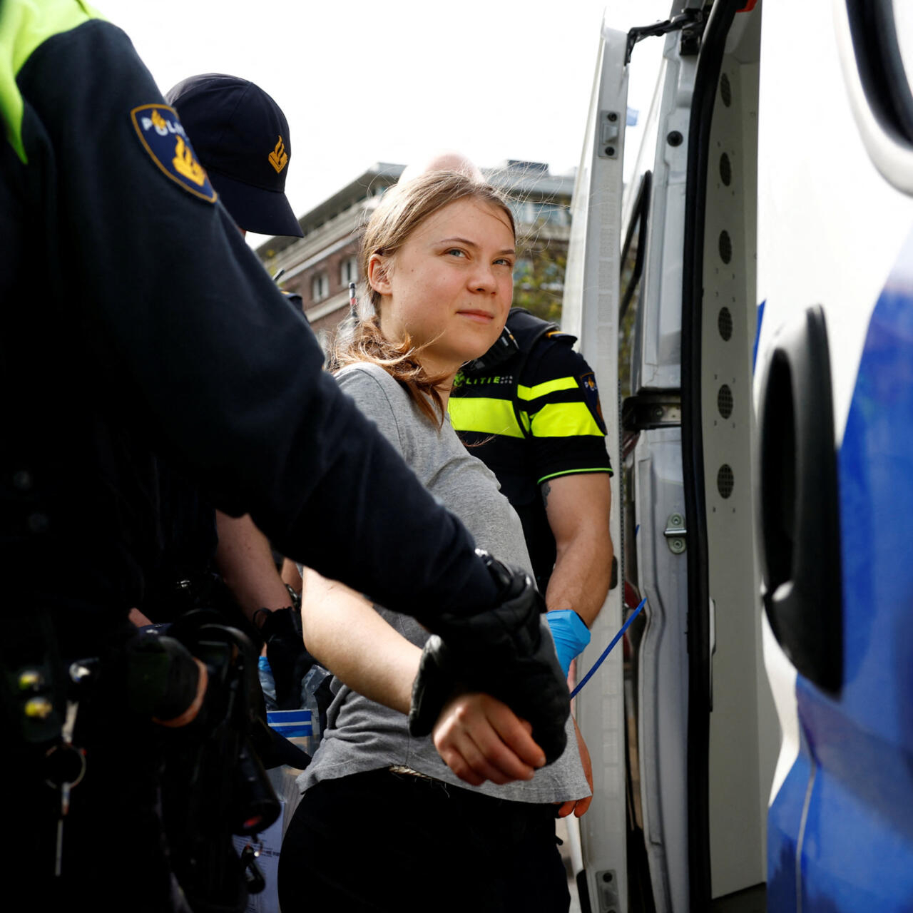 Greta Thunbergová zatčena během haagského protestu vyzývajícího k akci