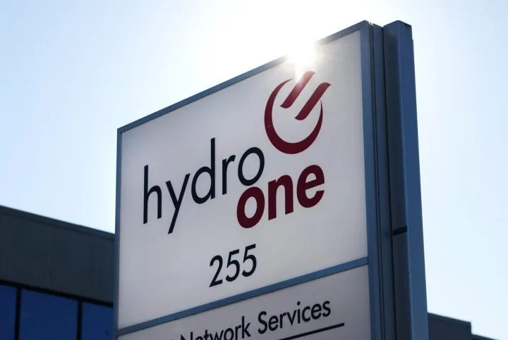Los fuertes vientos provocan cortes generalizados en Ontario y más de 44,000 personas se ven afectadas por problemas de Hydro One
