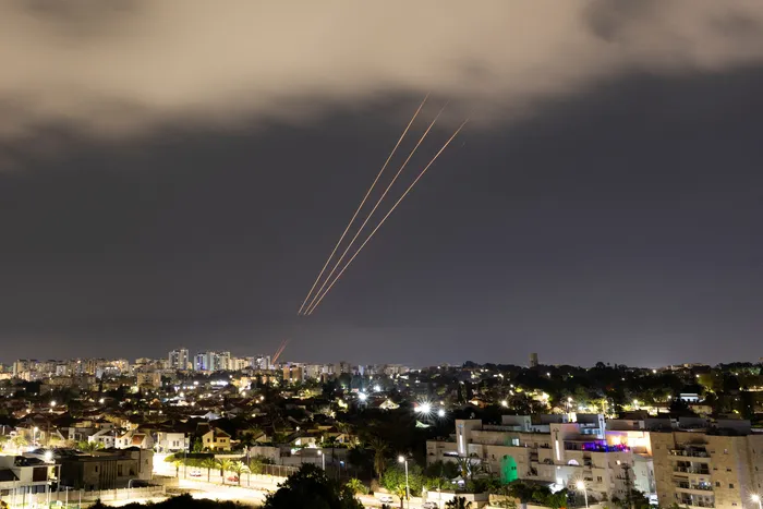 İran İsrailə Hücum Görməmiş Raket və Dron Atdı