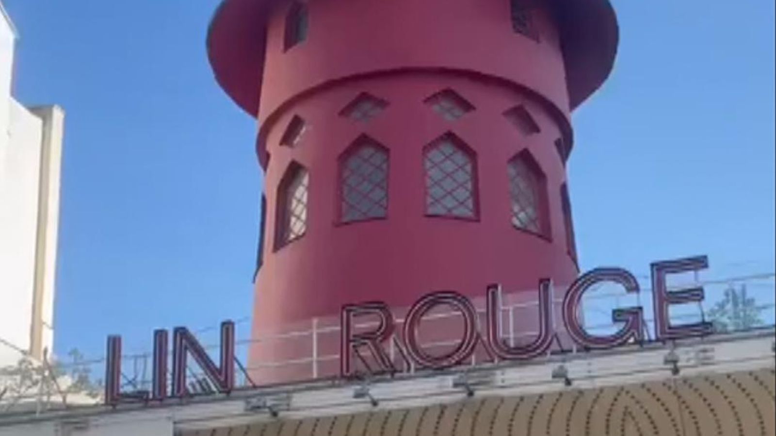 Ikonik Moulin Rouge humbet velat brenda natës