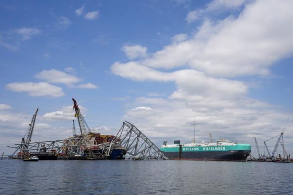 Kanali i ri me ujë të thellë i mundëson anijes të kalojë rrënojat e urës kryesore në Baltimore