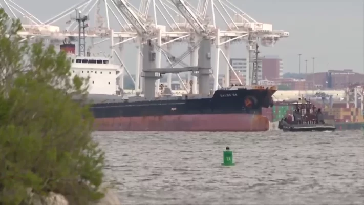 Kênh nước sâu mới cho phép tàu đi qua đống đổ nát của cây cầu chính ở Baltimore