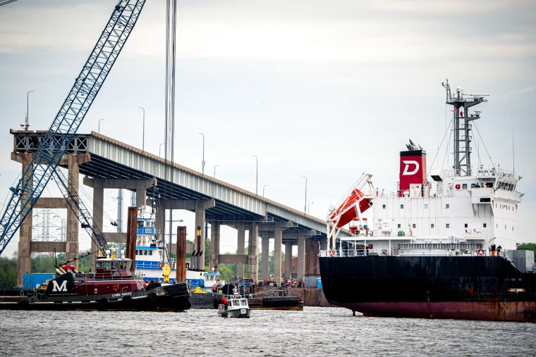 Nový kanál Deep-Water umožňuje lodi prejsť cez vrak Key Bridge v Baltimore