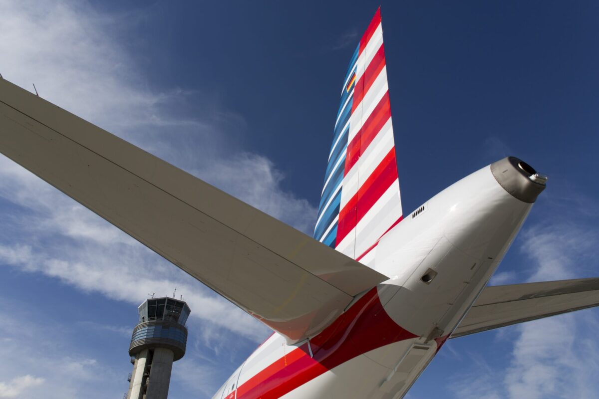 Учкучтар союзу American Airlines авиакомпанияларынын коопсуздукту бузуп жаткандыгына байланыштуу Кызыл Тууну көтөрдү